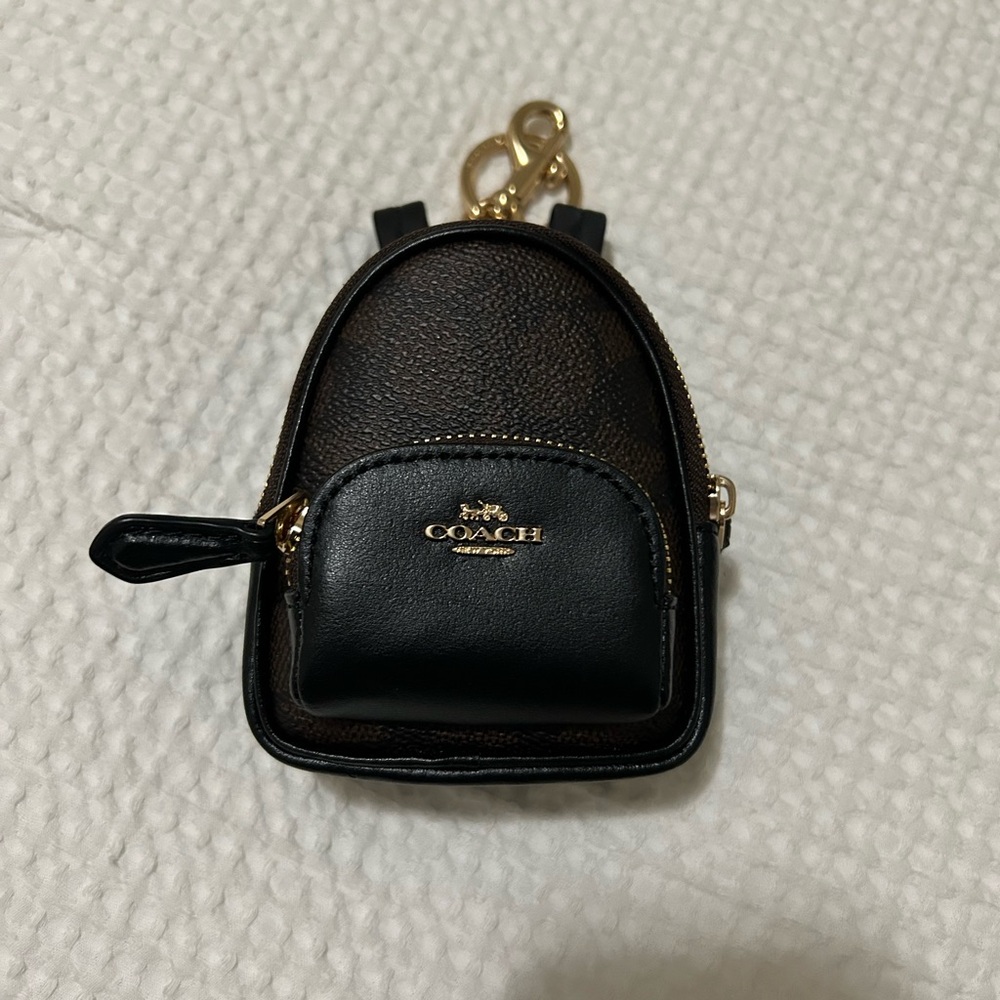 Coach signature charm/pouch. In excellent condition. Happy browsing! 🪷